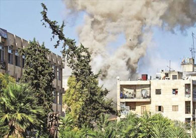 الدخان يتصاعد من مبنى تعرض للقصف في احياء حلب الشرقية